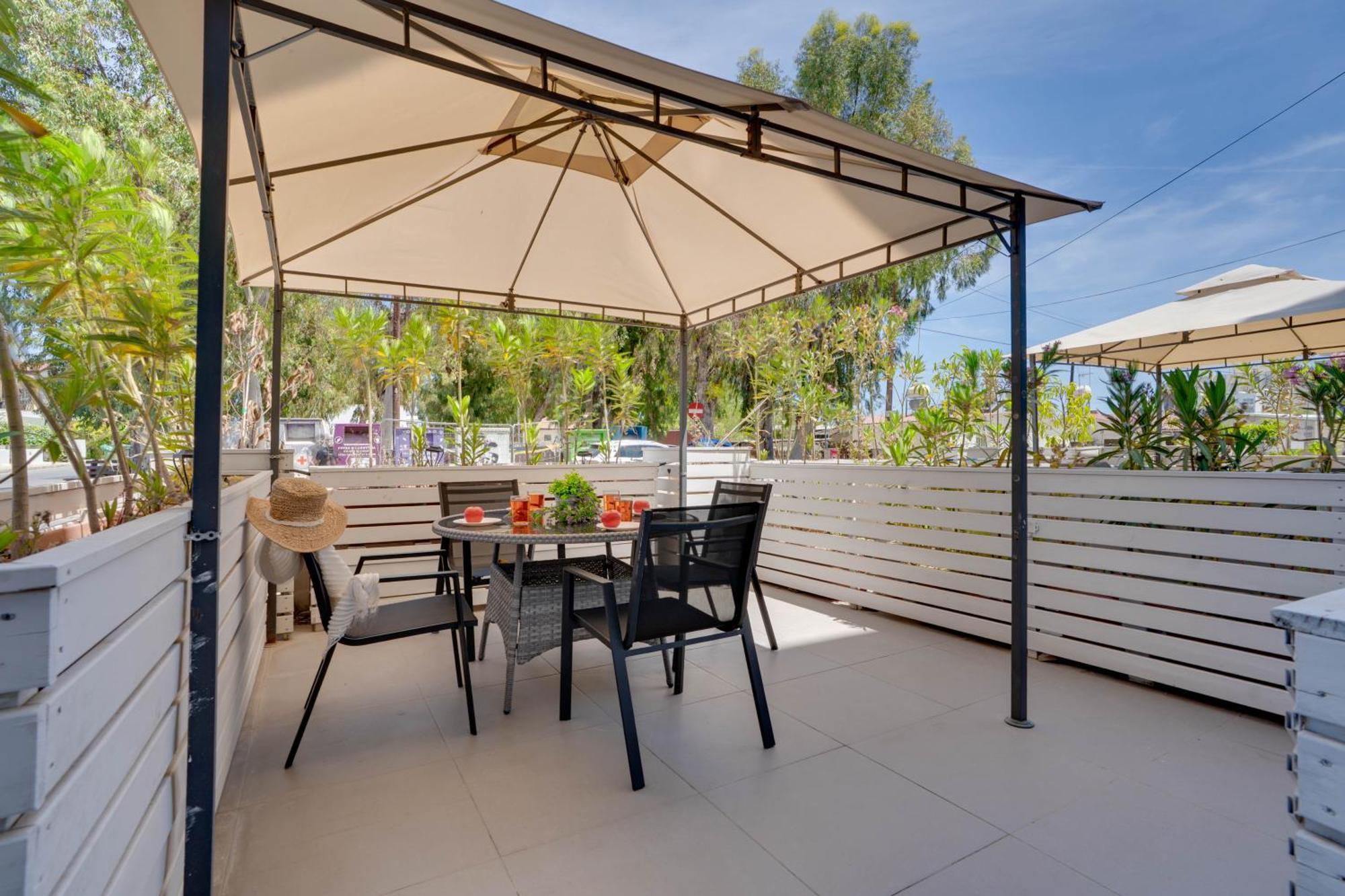 לרנקה Atlantis Apartments 50M From Makenzy Seafront מראה חיצוני תמונה