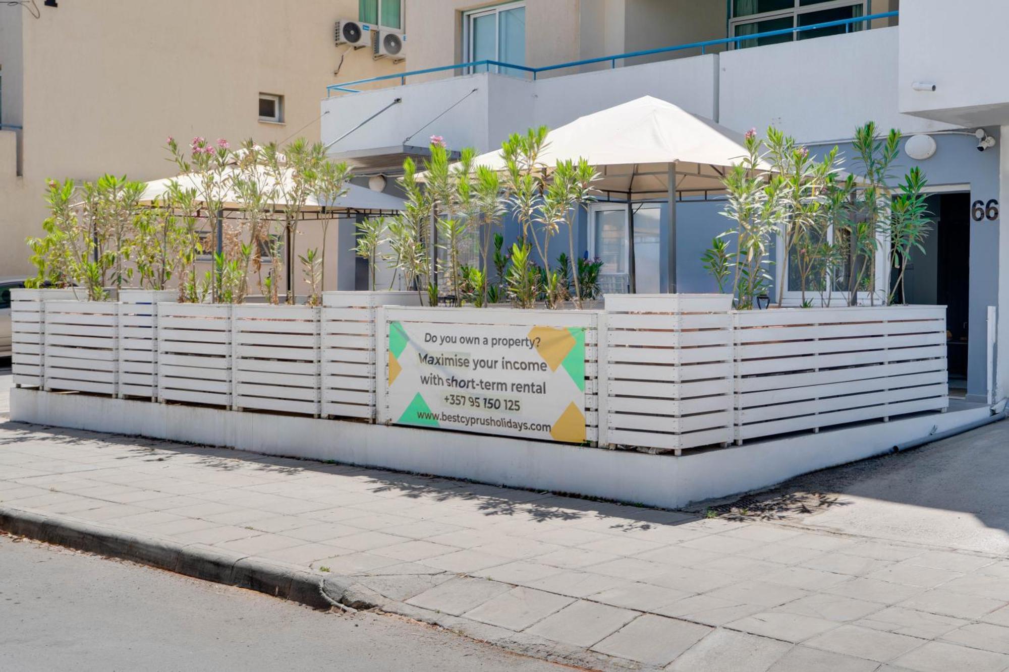 לרנקה Atlantis Apartments 50M From Makenzy Seafront מראה חיצוני תמונה