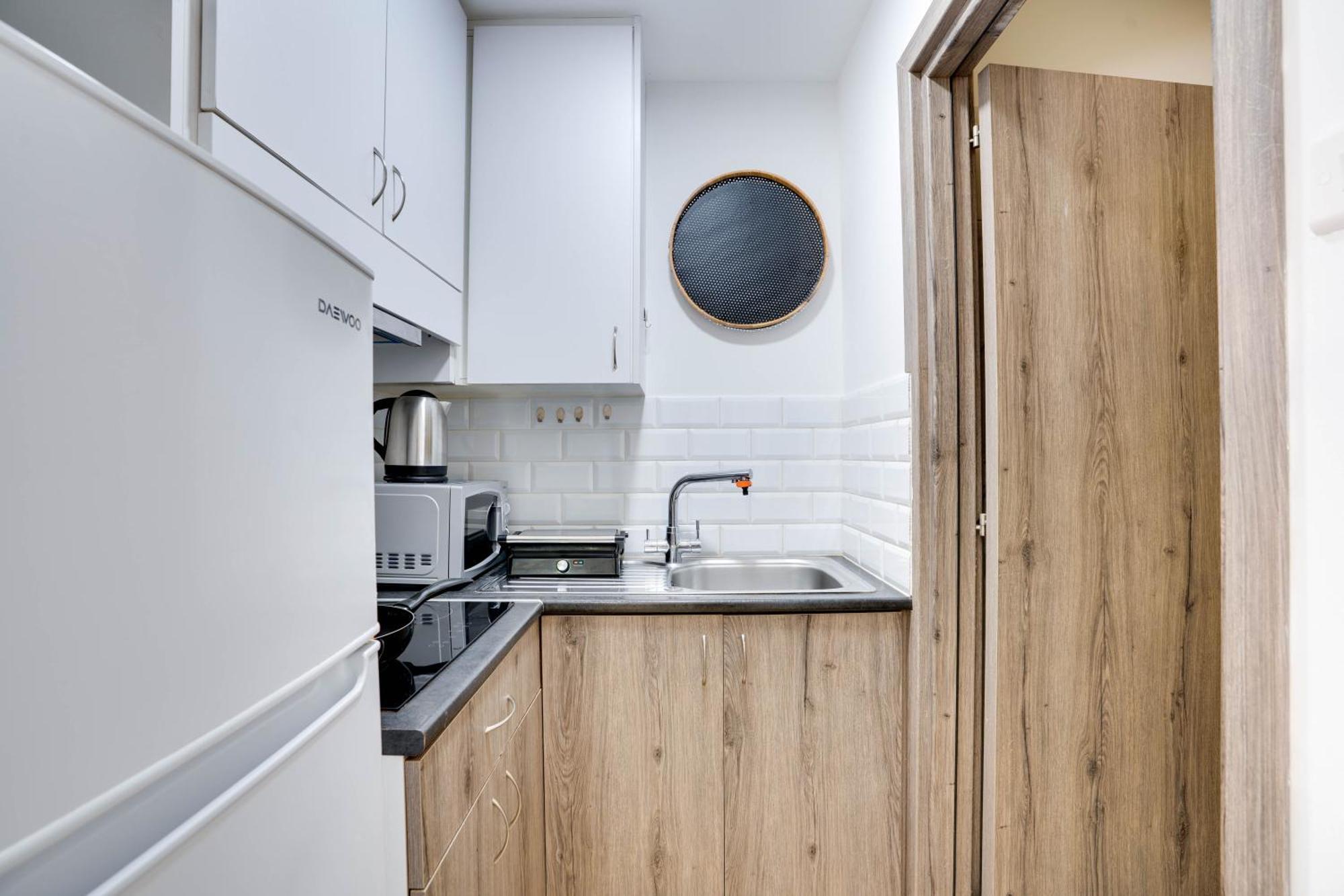 לרנקה Atlantis Apartments 50M From Makenzy Seafront מראה חיצוני תמונה