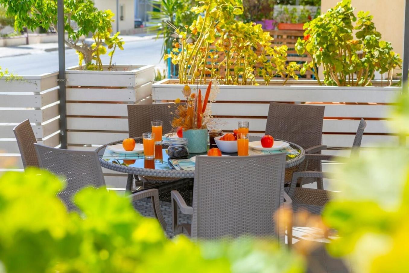 לרנקה Atlantis Apartments 50M From Makenzy Seafront מראה חיצוני תמונה