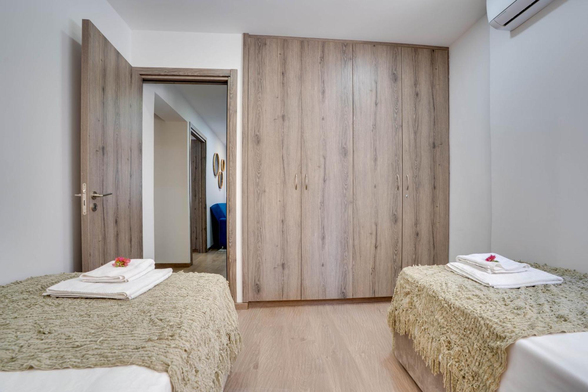 לרנקה Atlantis Apartments 50M From Makenzy Seafront מראה חיצוני תמונה