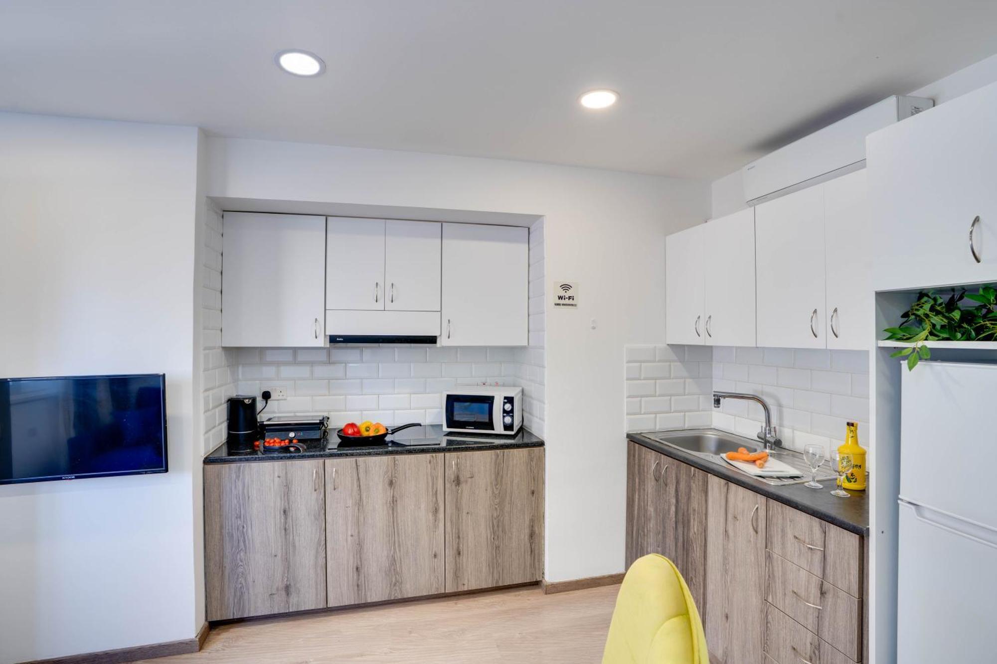 לרנקה Atlantis Apartments 50M From Makenzy Seafront מראה חיצוני תמונה